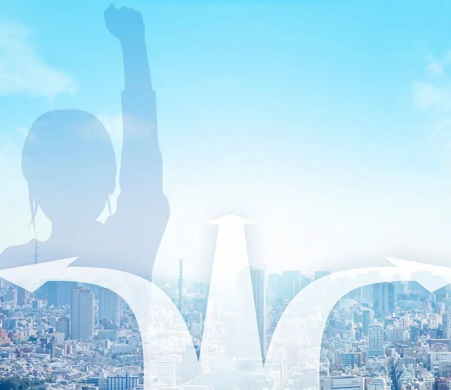 都市の風景を背景に、腕を上げた人物のシルエットが重ねられている